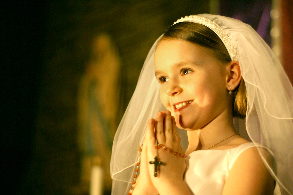 First Holy Communion dziecko podczas modlitwy w lokal na komunie lublin