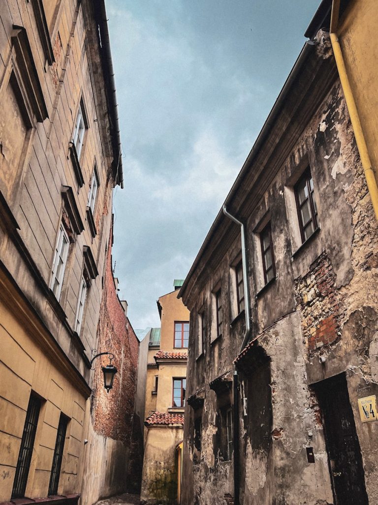 a narrow alley way with old buildings and cobblestones